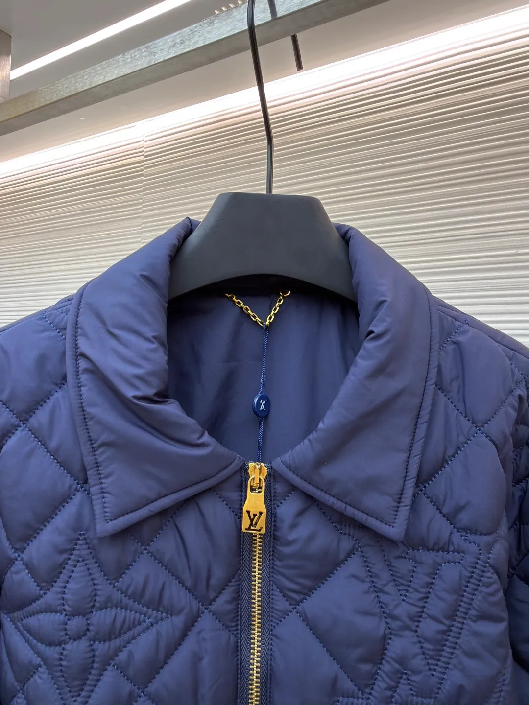 LOUIS VUITTON Quilted Jacket ●Original version: Purchased and developed by 23355 ●Item number: 1681355-D35 ●Fabric: high-density nylon fabric ●Technology: embossed production ●Color: navy ●Version: fitted version ●Weight: about 560 grams ●Size: 44-46-48-50 ●Description: This jacket is made of high-density nylon fabric and made with diamond quilting technology. It has a three-dimensional texture and is warm. The lapel design is matched with the brand's customized metal zipper, and the zipper head is decorated with the LV logo, which is smooth and highly recognizable. The quilted pattern on the body combines the brand's classic Monogram elements and floral patterns, and is presented through three-dimensional sewing technology, with exquisite and layered details. The overall cut is a short silhouette, and the splicing of the body is made with seamless gluing to prevent threads from being exposed; the fabric is treated with water-repellent treatment to improve practical performance. From the intricate design of quilting patterns to the exquisite processing of metal accessories, every step reflects Louis Vuitton's exquisite craftsmanship in luxury quilted items. It is a fusion of classic elements and technological innovation. The overall wiring is straight and delicate, the fabric is comfortable and soft, and the color is consistent without color difference. It can be matched with the same style to create a fashionable look and control various occasions. Customized accessories, complete with three standards, same style for men and women!
